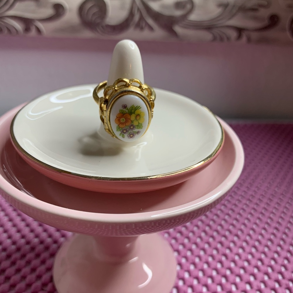 Vintage Avon locket ring